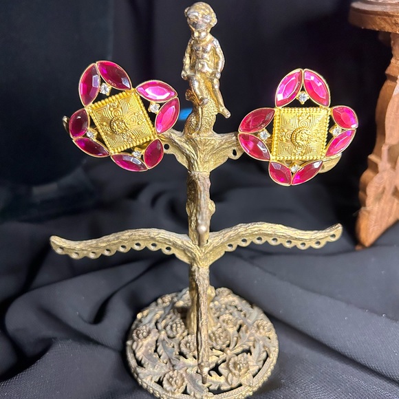 VTG Oversized pretty Gold tone metal and fuchsia rhinestone clip earrings. - Picture 6 of 7